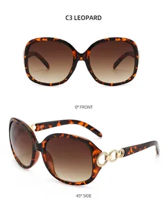 Détail de lunettes de soleil léopard avec détails de chaîne dorée et verres dégradés