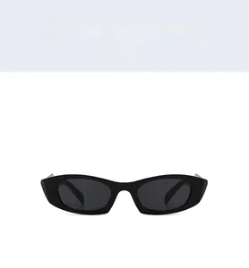 Vue de face de lunettes de soleil vintage œil-de-chat noires avec monture épaisse