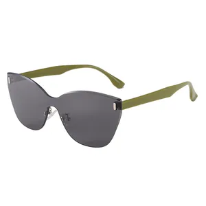 Lunettes de soleil œil-de-chat rétro avec verres gris fumé et branches vert olive sur blanc