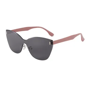 Lunettes de soleil œil-de-chat sans monture avec verres gris et branches rose pâle sur blanc