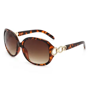 Lunettes de soleil écaillées pour femmes avec verres dégradés et branches en chaîne dorée