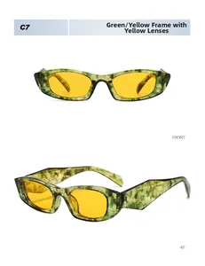 Vue détaillée de lunettes de soleil à monture marbrée verte et verres jaunes sous deux angles