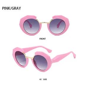 Detailansicht der pinkfarbenen geometrischen Sonnenbrille mit grauen Gläsern