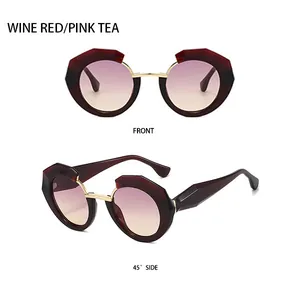 Detaillierte Vorder- und Seitenansicht der weinroten geometrischen Sonnenbrille mit Farbverlauf