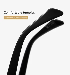 Dettaglio delle stanghette nere degli occhiali con trama antiscivolo per comfort