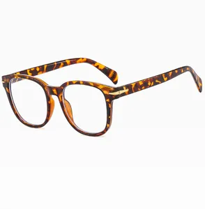 Dettaglio montatura quadrata tartarugata con freccia decorativa in metallo dorato