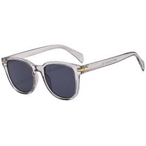 Occhiali da sole oversize grigio trasparente con dettaglio a freccia dorata e lenti scure