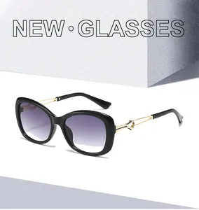 Détail des verres dégradés violets et du nœud métallique sur la branche de ces lunettes