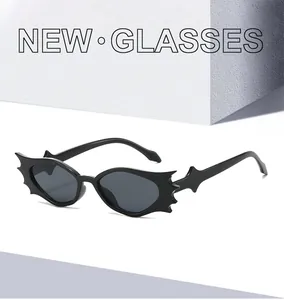 Detail der Fledermaus-Sonnenbrille mit schwarzem Rahmen und dunklen Gläsern für Partys