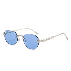 Occhiali da sole senza montatura con lenti blu poligonali e stanghette in argento