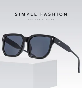 Détail de lunettes de soleil carrées noires avec points métalliques argentés