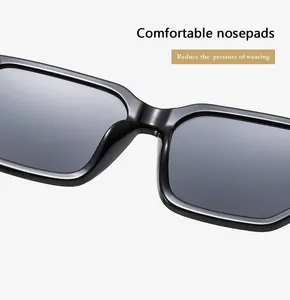 Détail des plaquettes de nez confortables sur lunettes de soleil carrées noires pour le confort