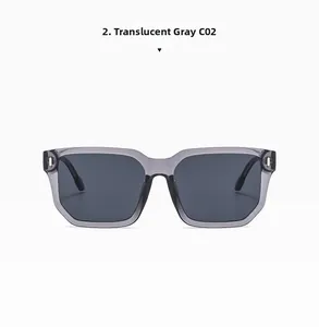 Détail de lunettes de soleil carrées gris transparent avec rivets en métal argent et verres foncés