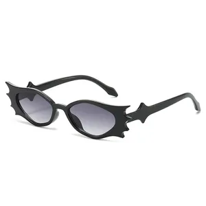 Hip-Hop-Katzenaugen-Sonnenbrille in Fledermausform mit schwarzem Rahmen und grauen Gläsern