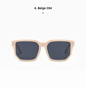 Détail de lunettes de soleil carrées beige avec verres gris et accents argentés