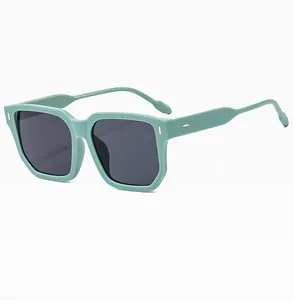 Vue détaillée des lunettes de soleil géométriques vert menthe avec détails en métal