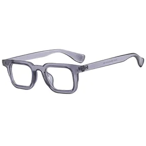 Occhiali da sole squadrati con montura grigio-viola traslucida e aste eleganti
