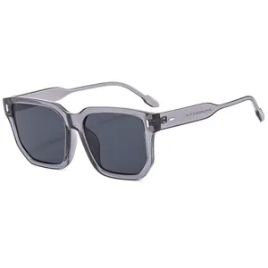Lunettes de soleil carrées gris translucide modernes avec accents métalliques