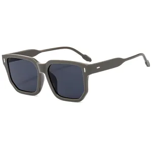 Lunettes de soleil carrées rétro avec verres gris et rivets métalliques en gris foncé