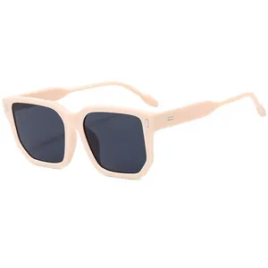 Lunettes de soleil carrées oversize tendance avec monture beige et verres gris foncé