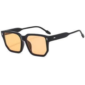 Lunettes de soleil carrées noires avec verres oranges et accents métalliques