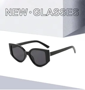 Détail de lunettes de soleil œil-de-chat géométriques noires avec monture polie