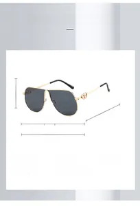 Détail macro de lunettes de soleil dorées avec charnières en strass en forme de cœur