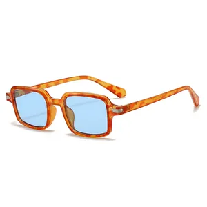 Retro vierkante zonnebril met oranje luipaardmontuur en lichtblauwe transparante glazen