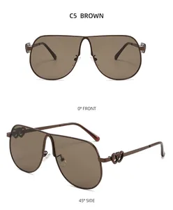 Détail des lunettes de soleil C5 marron avec découpe double cœur sur les branches