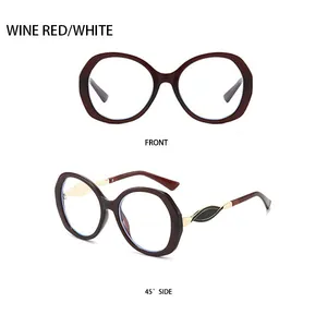 Detaillierte Vorder- und Seitenansicht der weinroten Sonnenbrille mit goldenen Metallscharnieren
