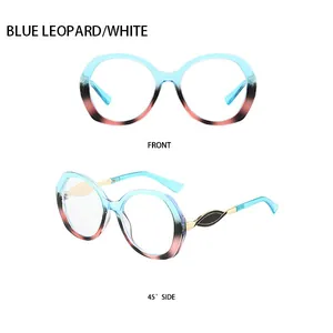 Detailansicht der ovalen Sonnenbrille mit blauem Leopardenmuster und goldenen Metallbügeln
