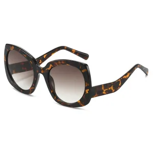 Gafas de sol ojo de gato modernas con montura de carey marrón y lentes degradadas