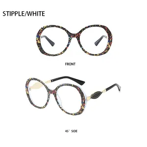 Detailansicht der ovalen Sonnenbrille mit Punktmuster und goldenen Akzenten am Bügel