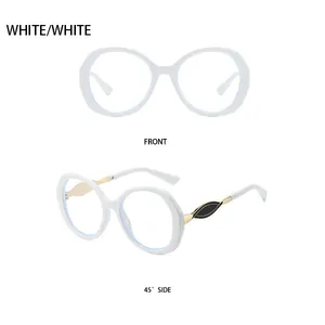 Details der weißen ovalen Metall-Sonnenbrille mit goldenen Scharnieren und 45-Grad-Seitenansicht