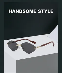 Détail de lunettes de soleil sans monture taillées en diamant avec branches en bois foncé