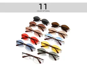 Vue détaillée de onze lunettes de soleil sans monture à coupe diamant et branches en bois