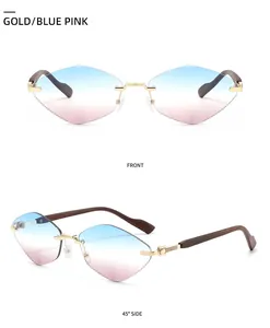 Vue détaillée des lunettes de soleil sans monture à facettes avec branches en grain de bois