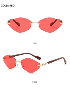 Vues de face et à 45 degrés de lunettes de soleil losange rouges sans monture et bois
