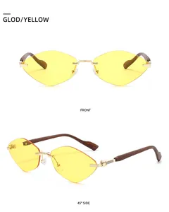 Détail de lunettes de soleil sans monture à facettes avec cadre doré et verres jaunes