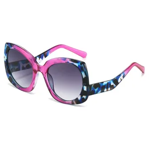 Gafas de sol ojo de gato con montura texturizada violeta y azul y lentes de degradado