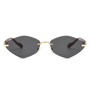 Lunettes de soleil sans monture à verres losanges et branches marron aspect bois