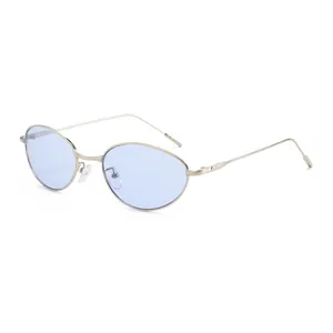 Lunettes de soleil œil-de-chat ovales en métal avec verres bleu clair, vue à 45 degrés