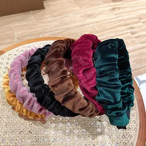 Set aus plissierten Samt-Stirnbändern in sechs Vintage-Farben auf einem Weidentablett