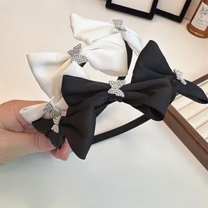 Serre-tête élégant en satin avec nœud et papillons en strass brillants noir et ivoire