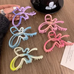 Set di cinque mollette per capelli a farfalla colorate con design traforato su legno