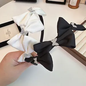 Serre-têtes élégants en satin noir et blanc avec nœuds et papillons en strass