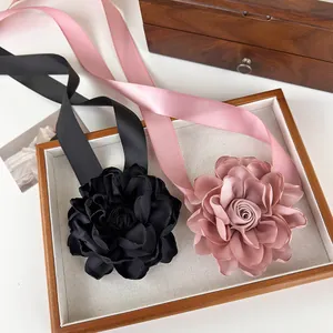 Collier ras du cou rose en tissu élégant avec de longs rubans de satin noir et rose