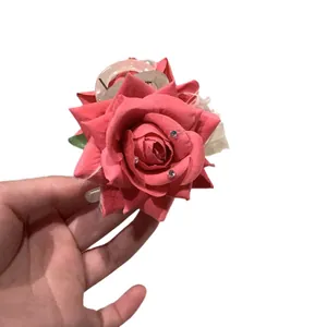 Pince à cheveux rose dégradé avec fleurs roses, plumes blanches et strass brillants