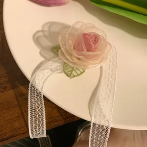 Nastro per capelli con camelia in tessuto rosa fatto a mano e pizzo con ricami