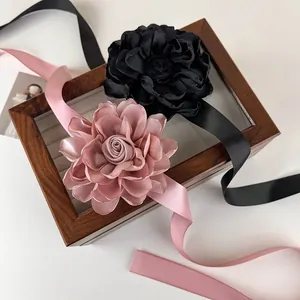 Ras de cou rose en tissu fait main avec rubans rose et noir et fleurs en 3D